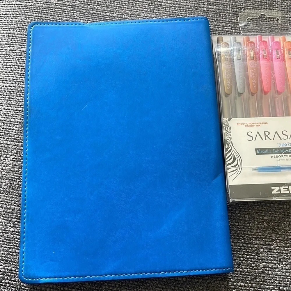 Journal lined paper and metallic gel retractable pin set